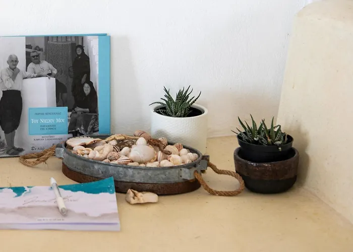 Off The Beaten Path! Maisonette & Pool